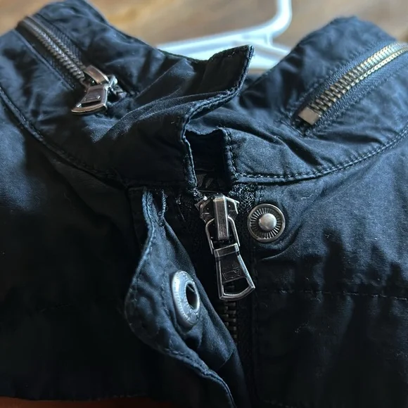 Levi Strauss black Wind/ rain coat longer hem on back. Draw strings also. EUC. - Picture 4 of 13